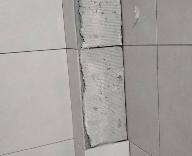 滦县瓷砖空鼓维修公司分享下瓷砖施工前基层浇水润湿程度不足，可能导致以下问题
