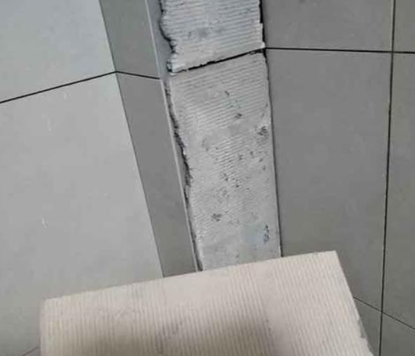 滦县瓷砖空鼓维修公司分享下厨房瓷砖脱落的补救措施。